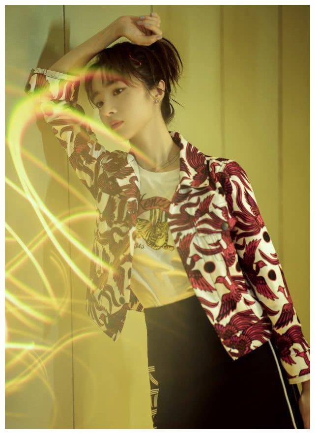 但是胡冰卿这次穿的这件印花风格的牛仔外套有点奇怪