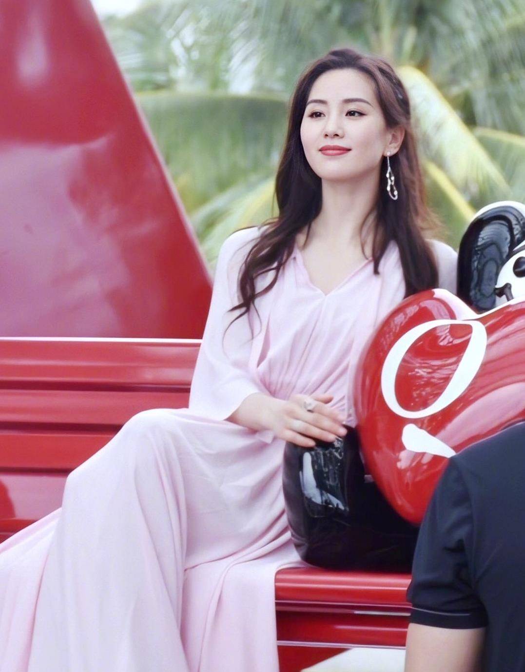 33岁刘诗诗真实颜值曝光,粉色连衣裙仙气十足,生图真的抗打_气质_照片