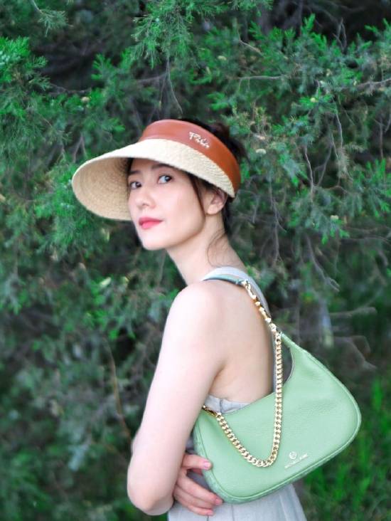 高圆圆夏日街拍美图浅绿吊带裙同色系腋下包复古清新