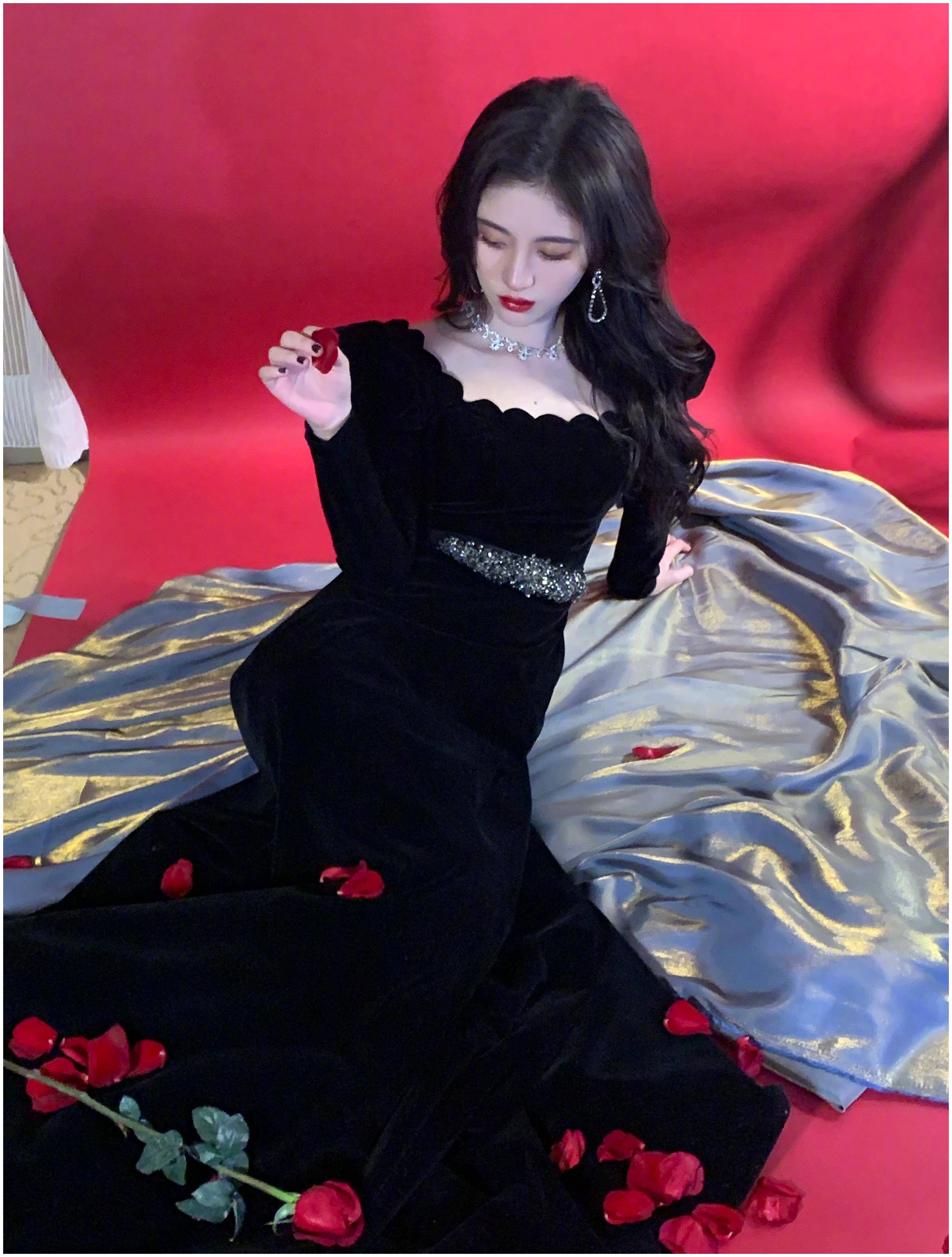 原创鞠婧祎又诱惑人了一身黑色禁欲大开领长裙谁不爱港风妹妹