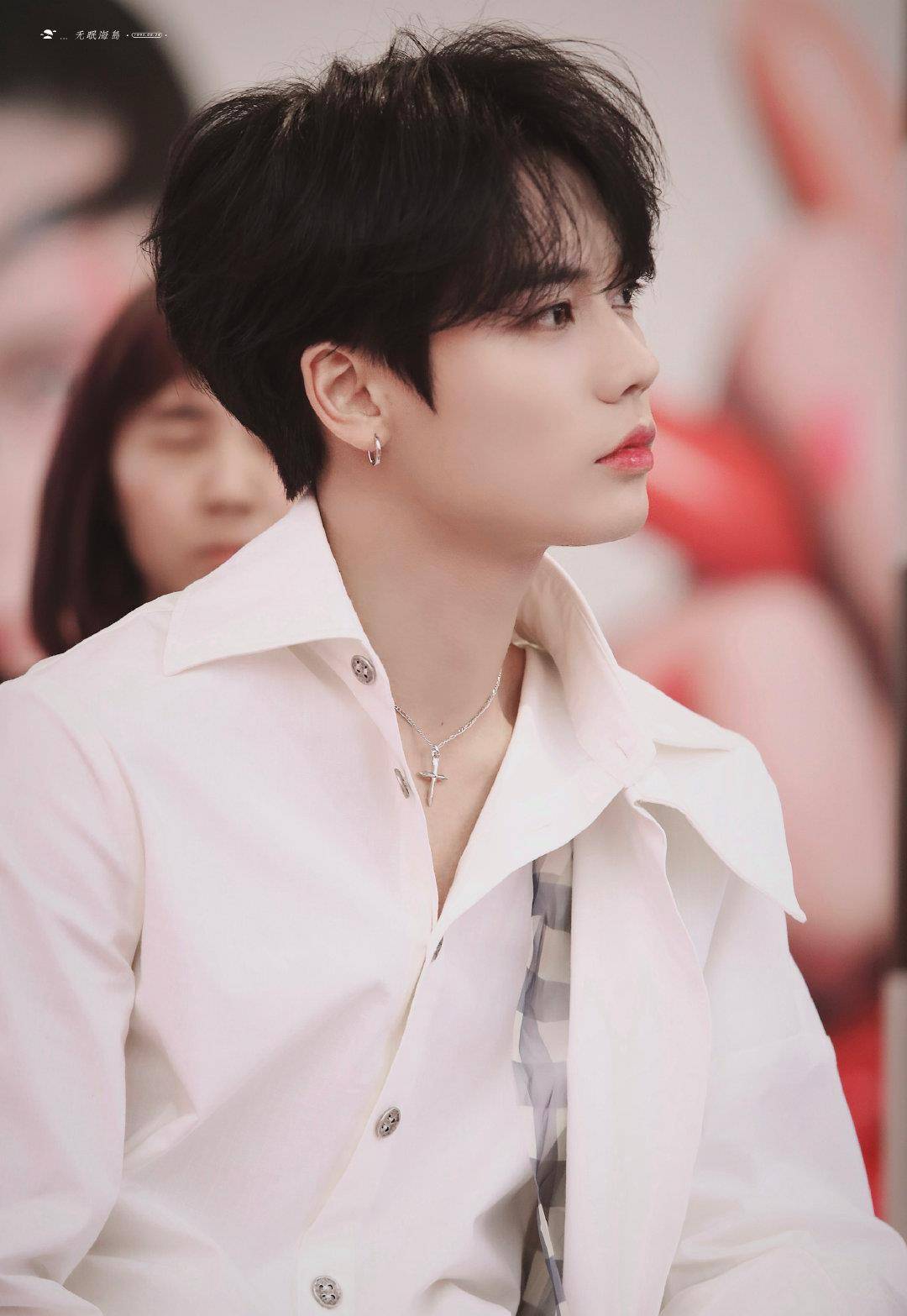 原创宝藏男孩林彦俊好潮啊白衬衫非得缝多个袖子再穿洋气人