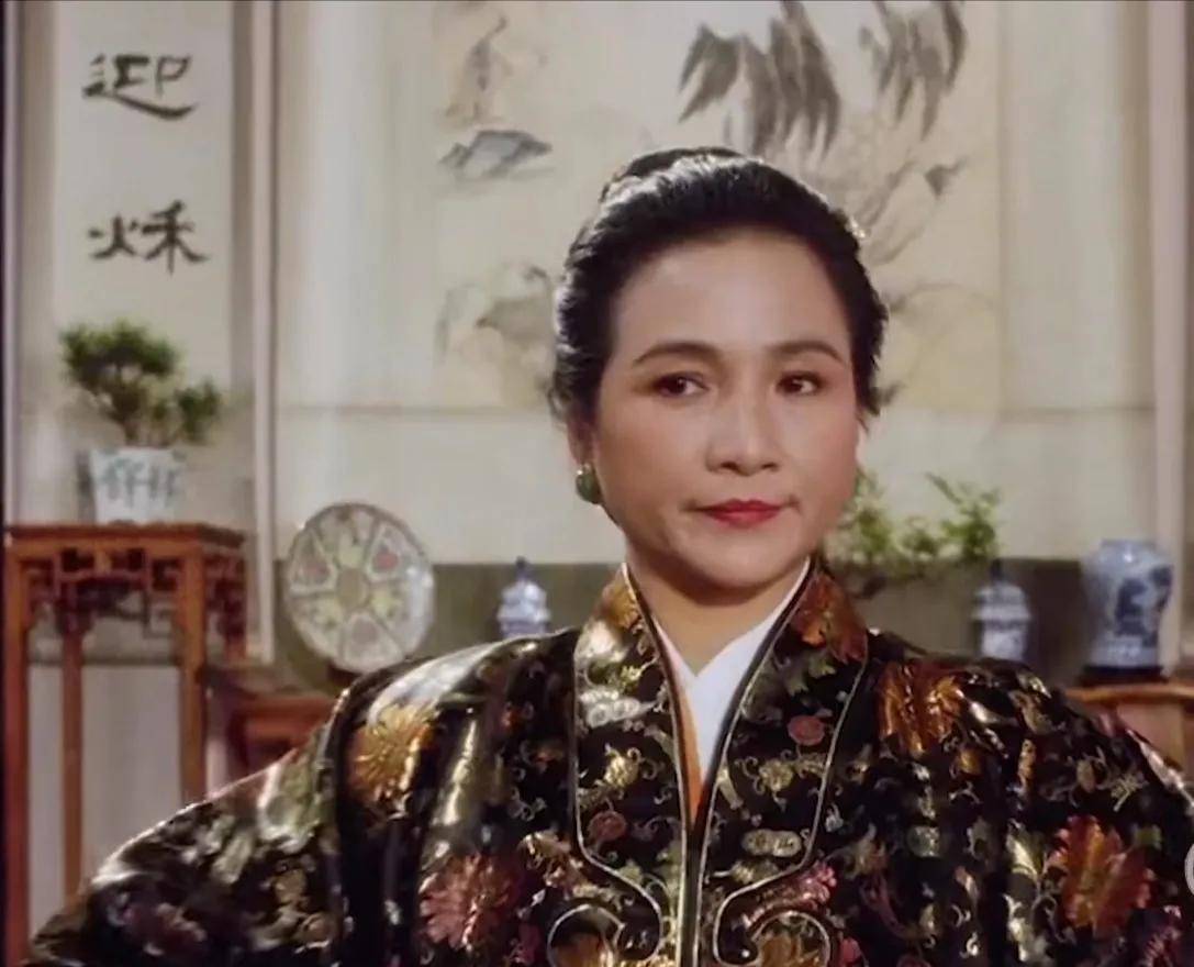 《唐伯虎点秋香》里那个处处与周星驰作对的疯癫"华夫人"