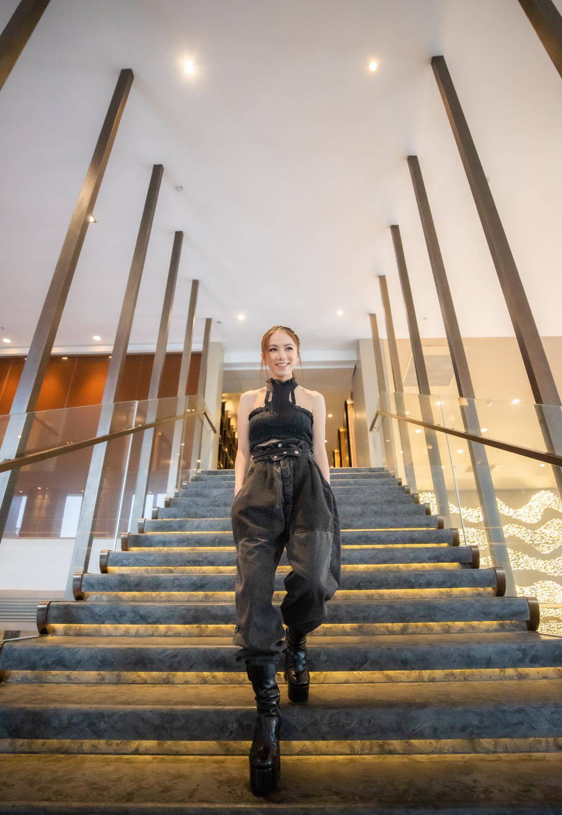 邓紫棋这造型真让人捏把汗衣服都快挂不住了全凭一根绳吊着