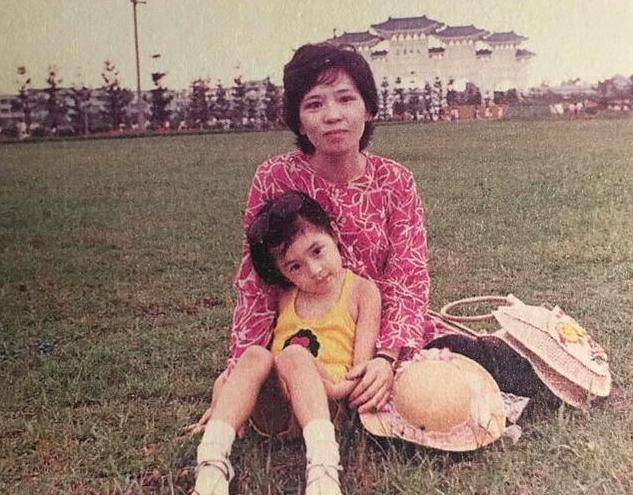 原创贾静雯童年照曝光长相也太温柔了吧假小子那张比男星还帅气