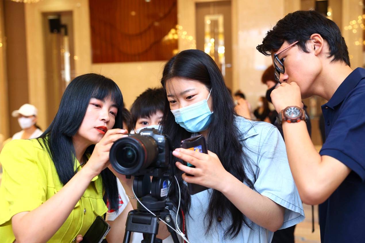奇亿摄影网
摄影技巧 佳倍热爱 无惧挑战 EOS青年影像学院西安站开讲