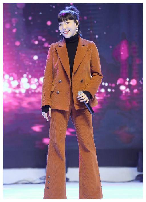 看她扎高马尾后,赵丽颖都不能跟她比_服装_西装_设计