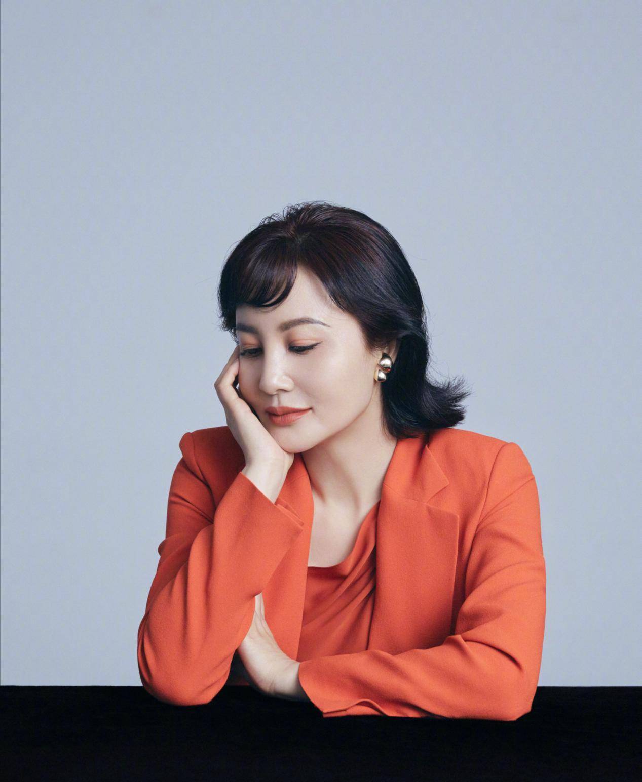 原创51岁大陶红魅力不减穿橘红色长裙高调美一回轻纱拂面明艳动人