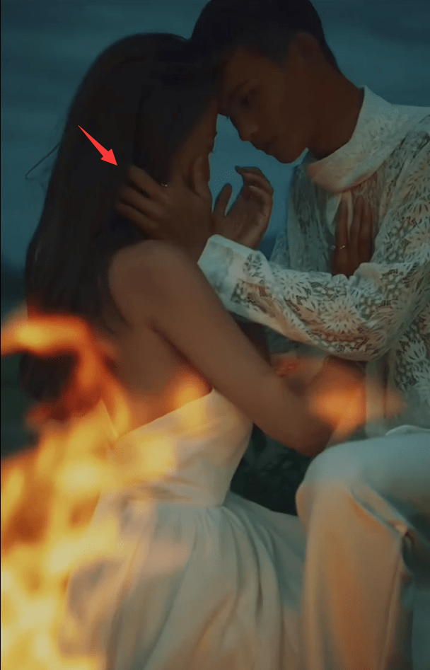 陆仙人和苗苗拍情侣大片,害羞不敢伸手,女方抓住他手主动放腰上_胳膊