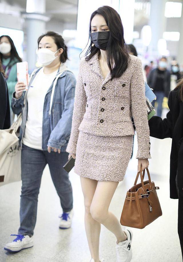 原创王鸥穿短裙大秀细白美腿大长腿太吸睛女人味十足