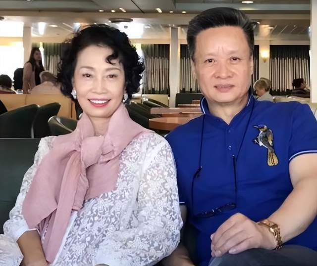 阎维文妻子近照罕有曝光!身形消瘦惹人心疼