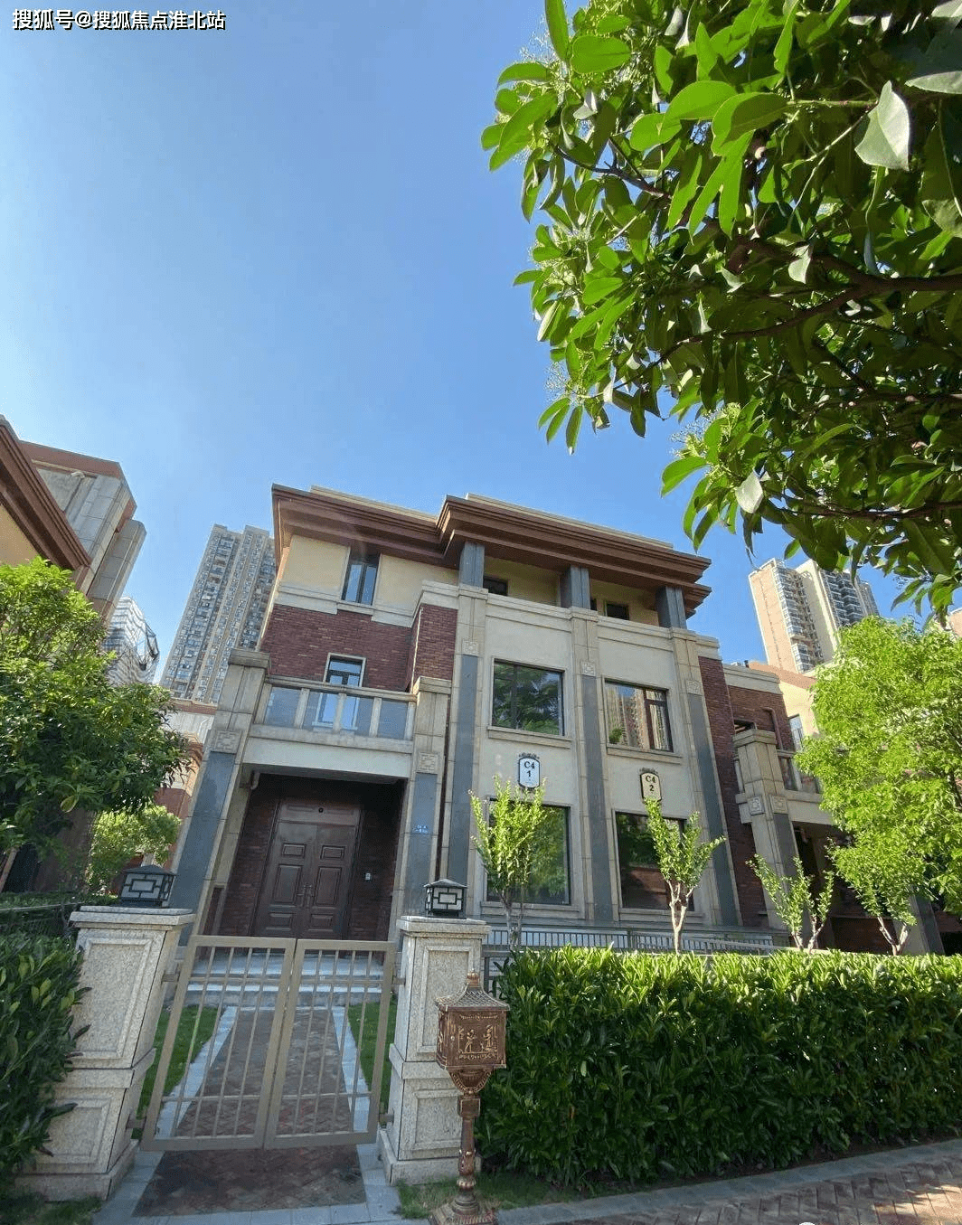 【官方】:武汉《银泰御华园》售楼处_【武汉别墅】售楼处【售楼中心】