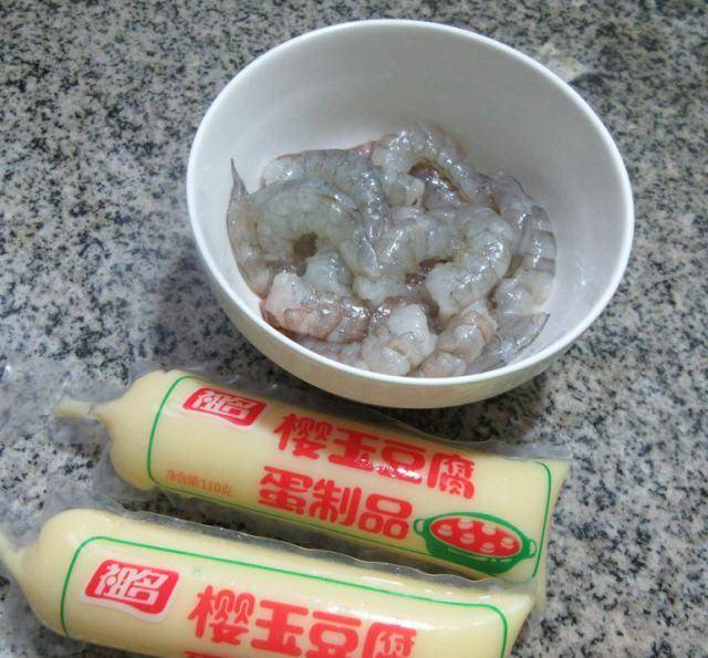 做法步骤:原料:虾仁,樱玉豆腐,干淀粉,生抽,蚝油,清水,料酒.