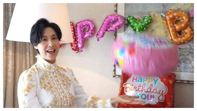 48岁朱茵晒生日照,凌乱短发太显老,紫霞仙子也难敌"老年肥"_气质_女神