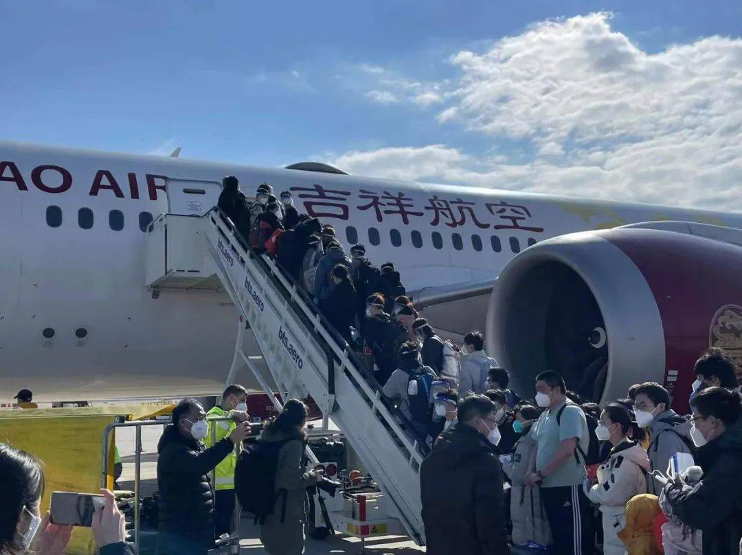 旅客有序排队登机护送受伤同胞安全登机吉祥航空与斯洛伐克空管,机场