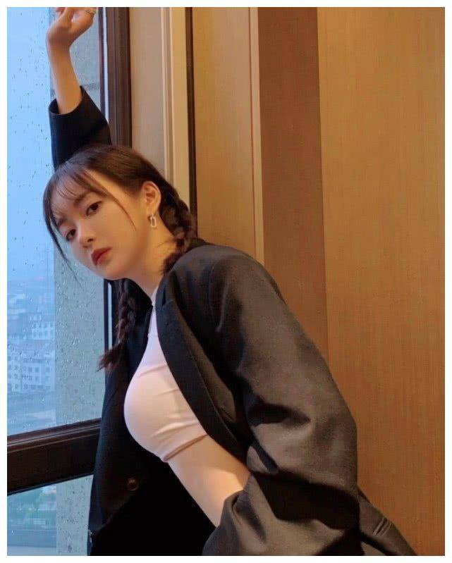 今穿炫腹装秀细腰,盈盈一握超可!_赵尧珂_清新_西装