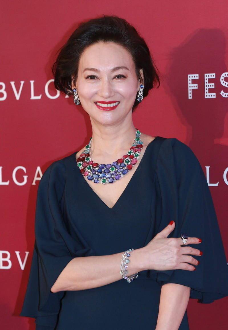 原创时光宽容真美人60岁惠英红不仅容颜高贵简约大气穿搭更像贵妇