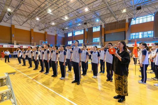 余姚市梨洲中学举行八年级离队暨共青团新团员入团仪式