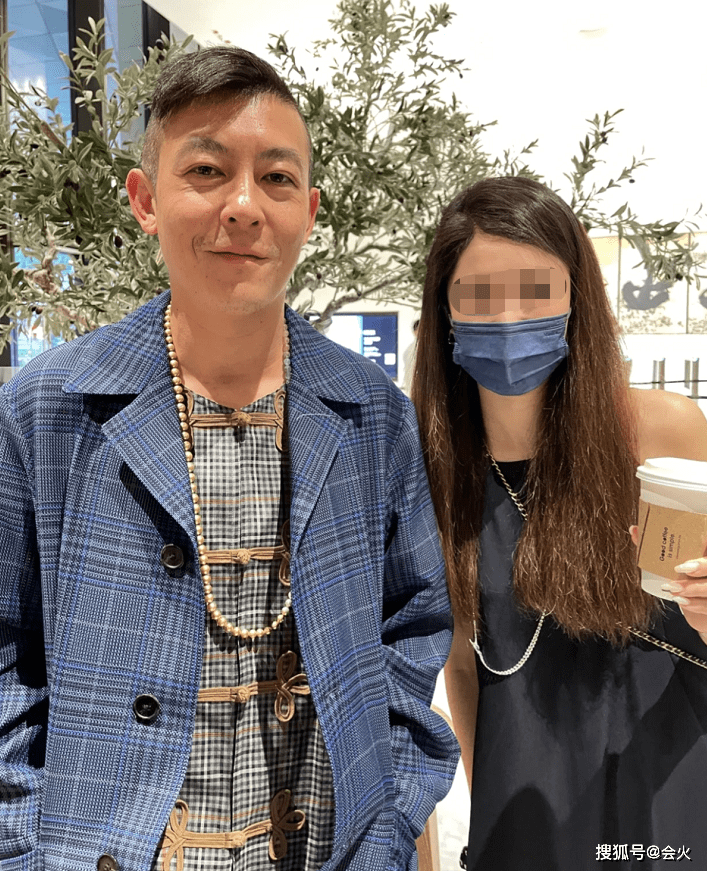 41岁陈冠希与美女路人合影!鬓角发白法令纹明显
