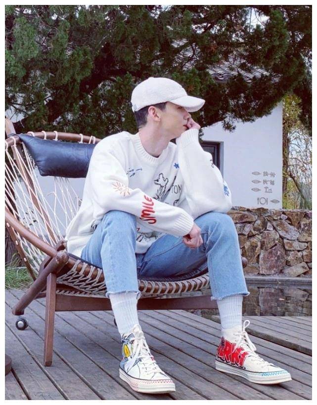 鞋王白敬亭终于对匡威的猫和老鼠下手了却穿出我买不起的样子