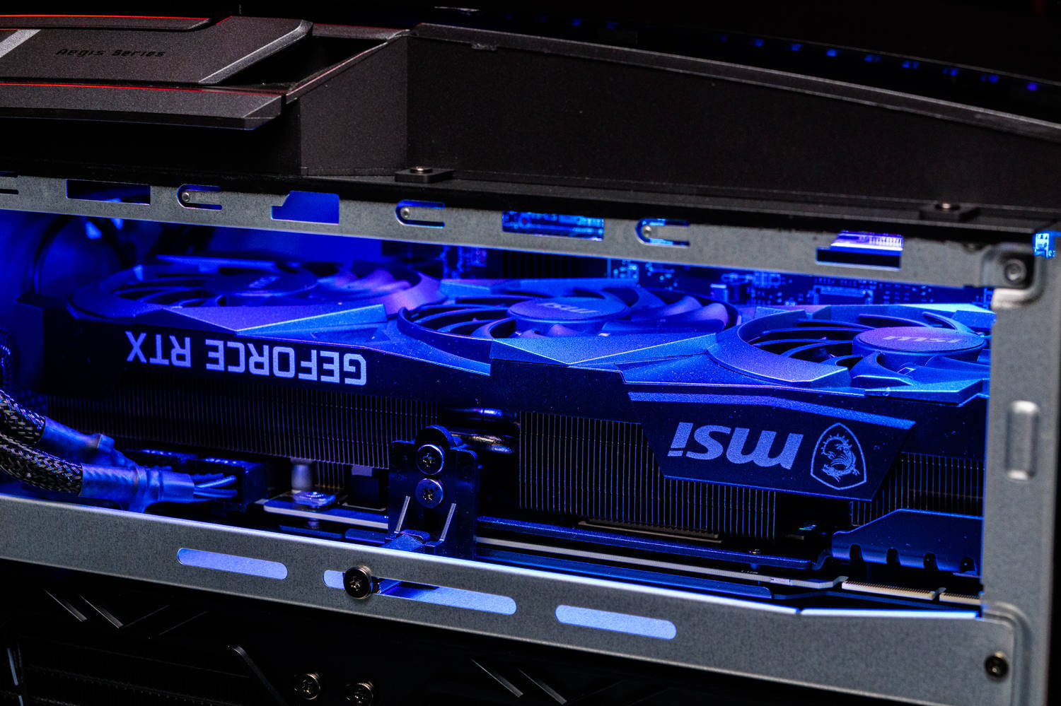 赛博感十足的顶级主机微星宙斯盾ti5游戏主机