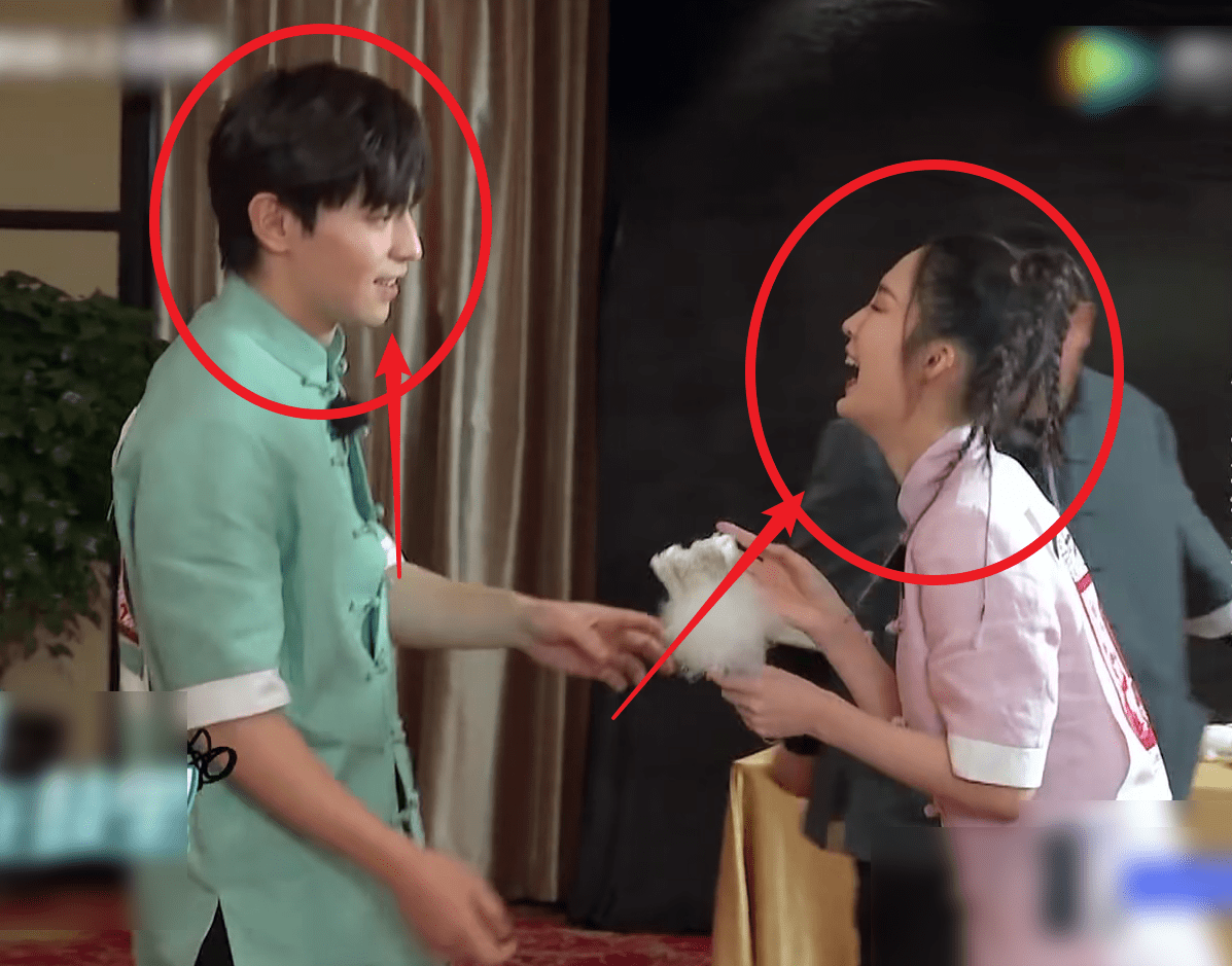 原创邓伦被李沁套路抱260斤胖子不生气他看李沁的眼神却亮了