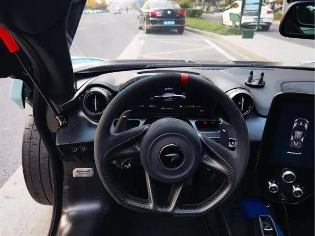 "迈凯伦塞纳车内饰件采用轻量化设计,基本告别了舒适性,这是超跑的