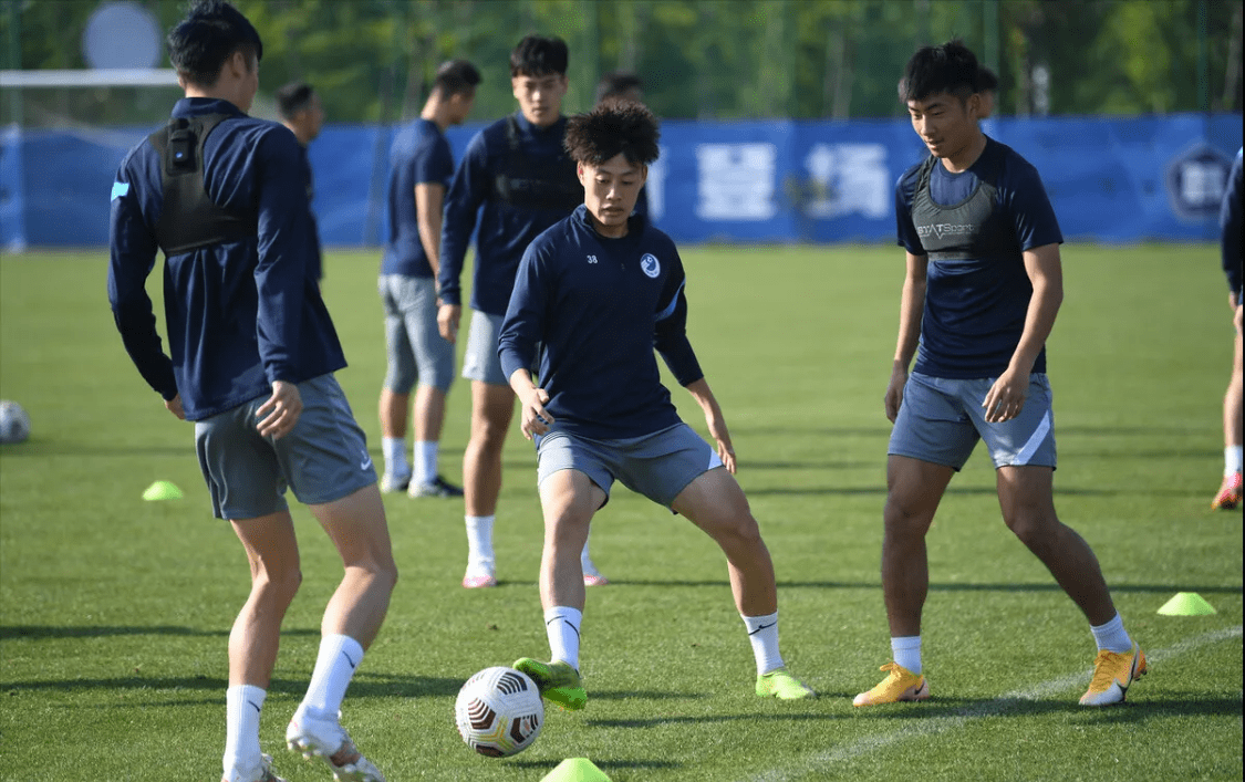 大连足球陷入争议,球迷痛骂:这样的联赛还有踢的必要吗?