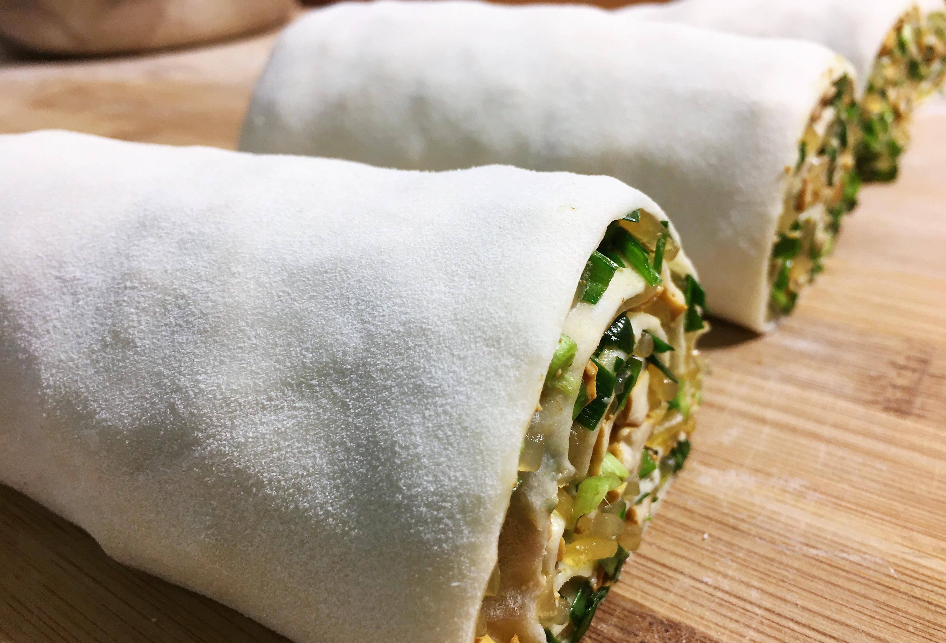 第四步:出锅①:时间到后,用铲子辅助把菜卷取出