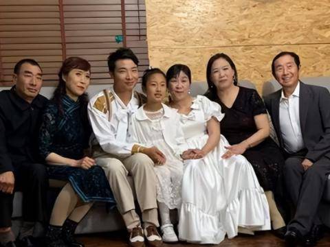 杨槠策在跟前妻离婚后,一直都是亲自带着孩子生活,就连寒冬腊月去大山