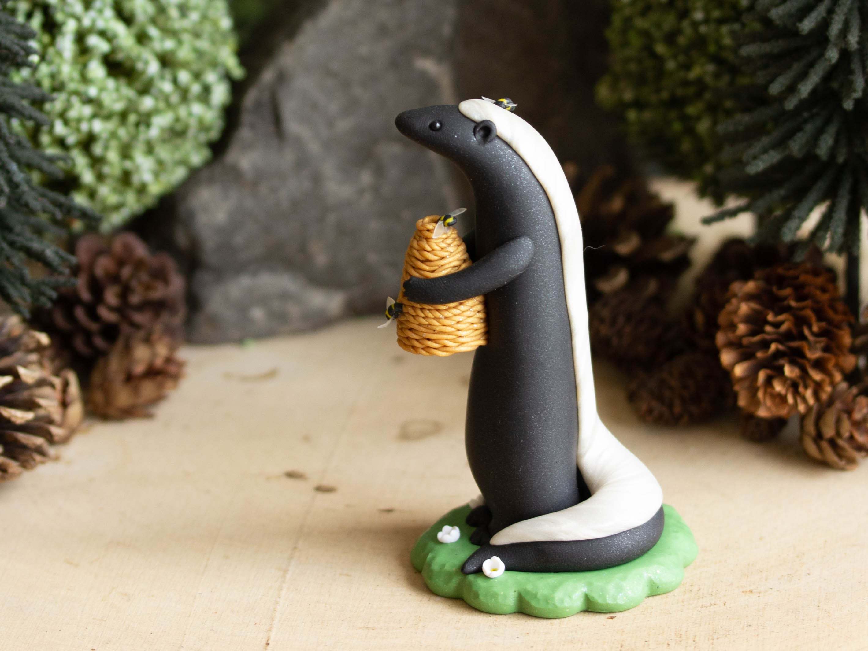 "平头哥"蜜獾,动不动就要攻击蜂巢吃幼虫,不怕蜜蜂蜇它吗?