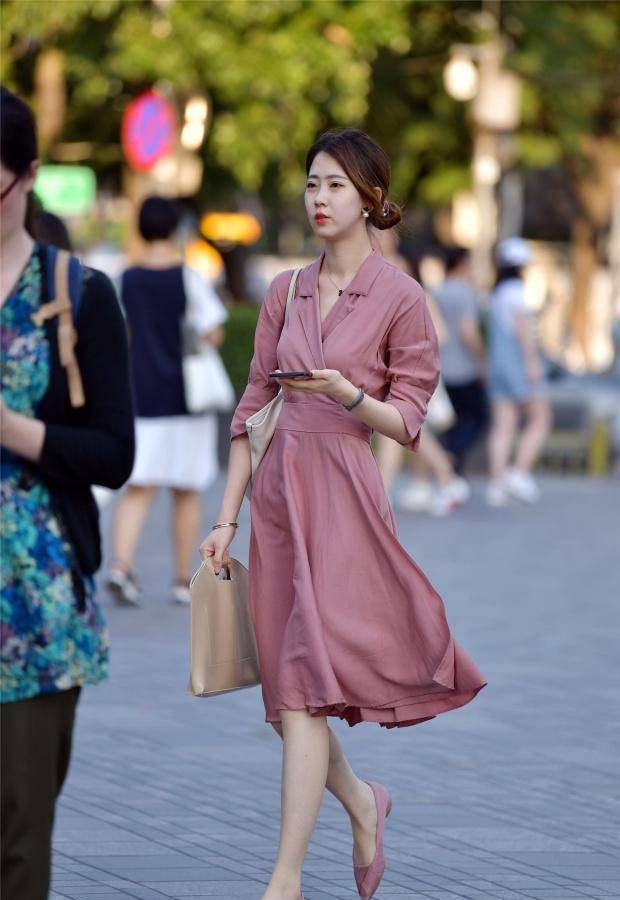 街拍美女:优雅大气的连衣裙,简约不乏柔美,呈现别具一格的美丽_裙子