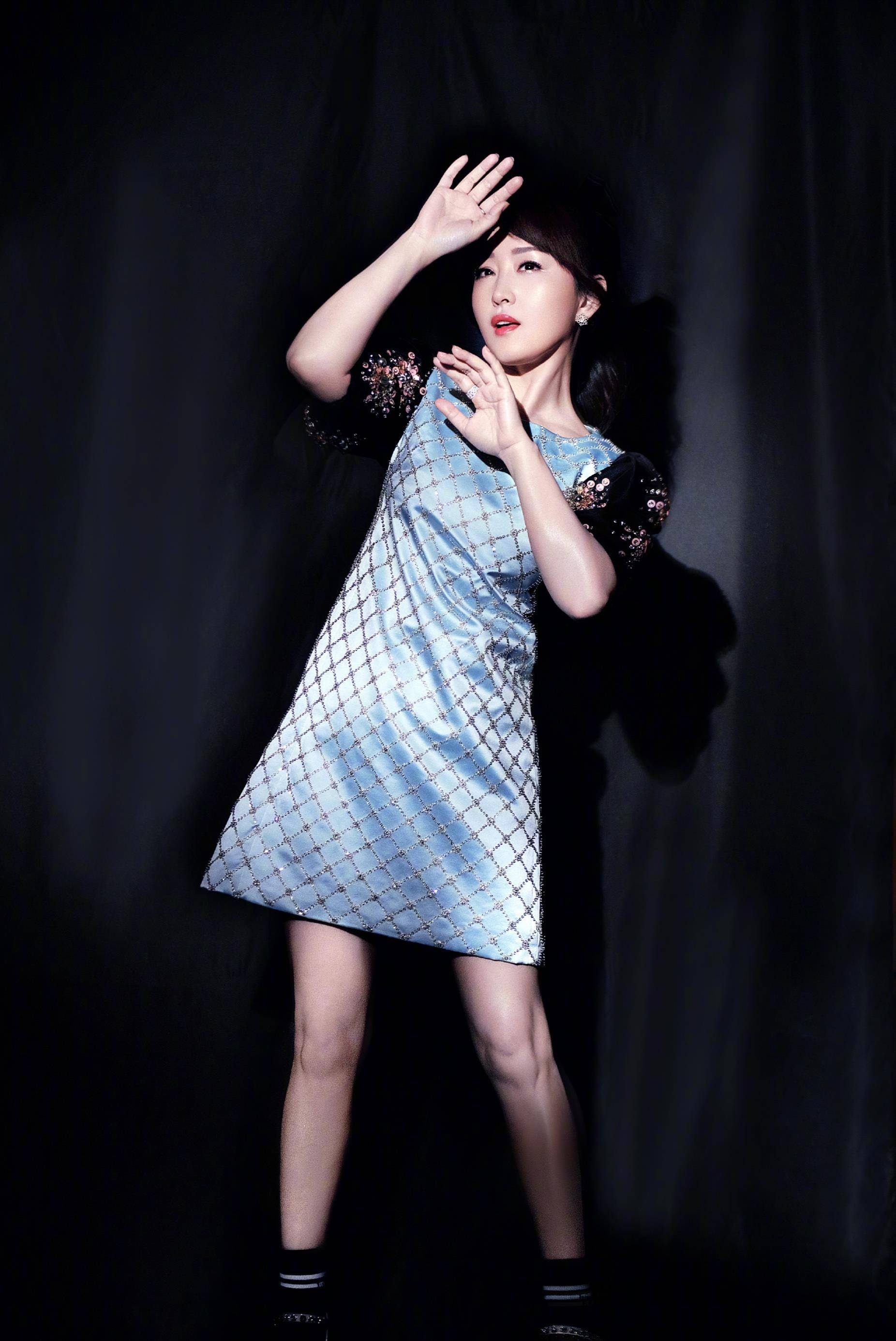 原创杨钰莹哪像快50的人一身白色西装劲歌热舞单身贵族看着也就18