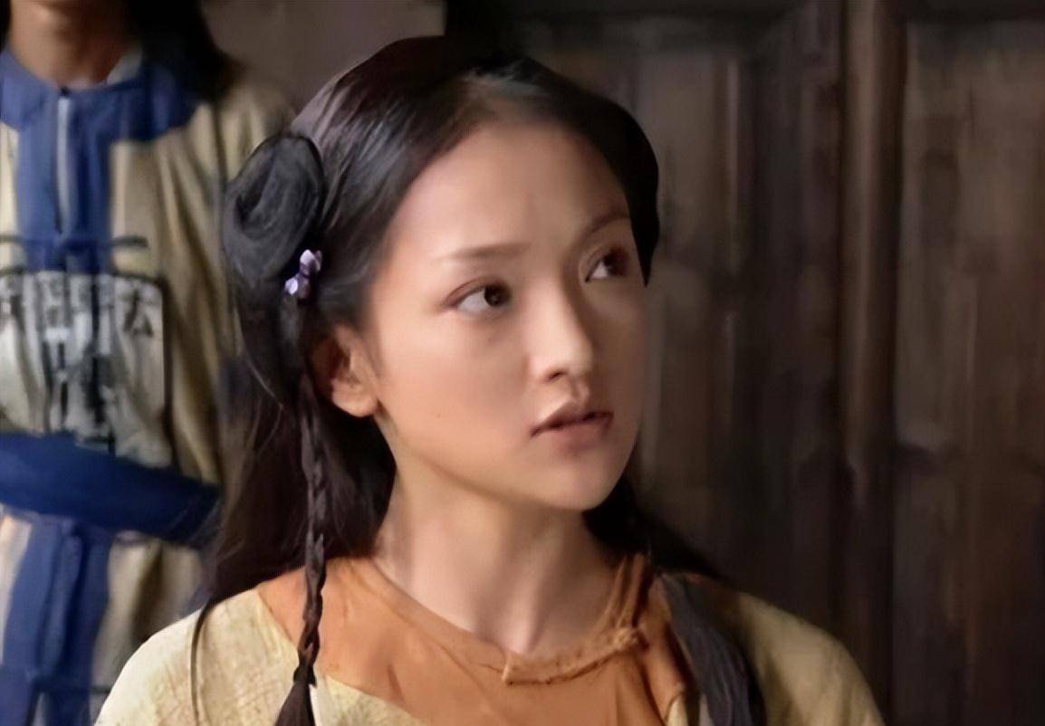 把桃花岛主女儿装扮得像个流落风尘的女子,失了些大家闺秀的气质