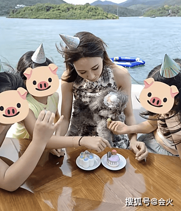 不老女神黎姿带三千金看海!站洞穴内双手叉腰