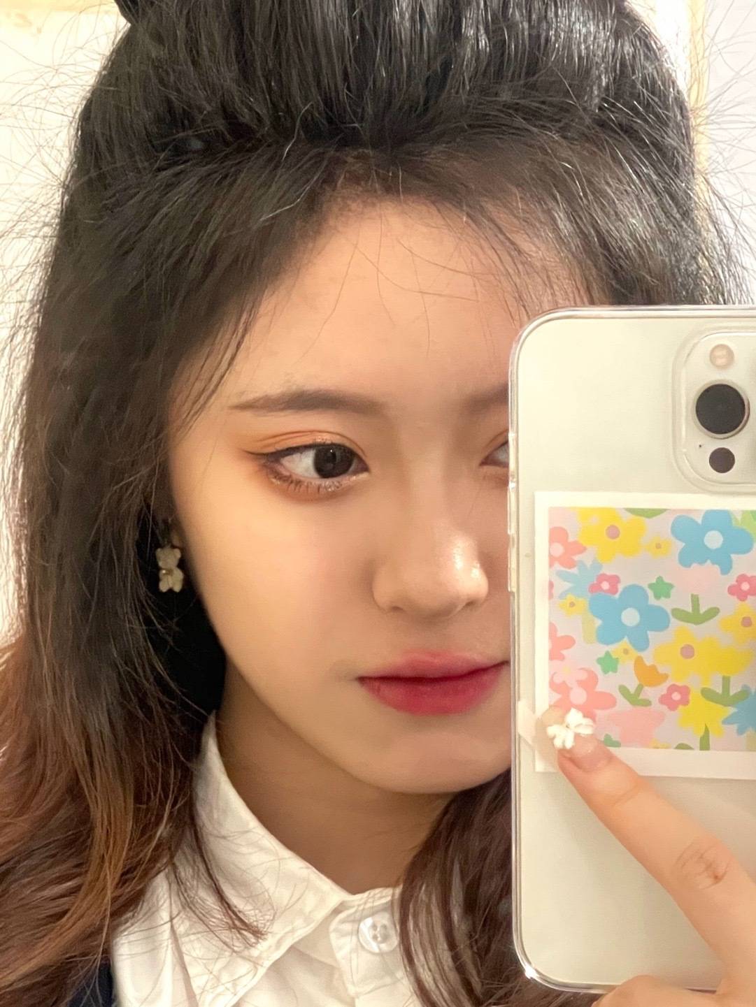 鞠婧祎跟snh48师妹撞脸,二人穿搭几乎一样,气质差距一目了然_邓歆玥