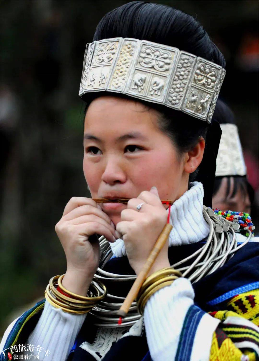 图 |中堡苗竹口琴(吹出声手拨调音)风情万种 苏喆古老乐器十八般,仰天