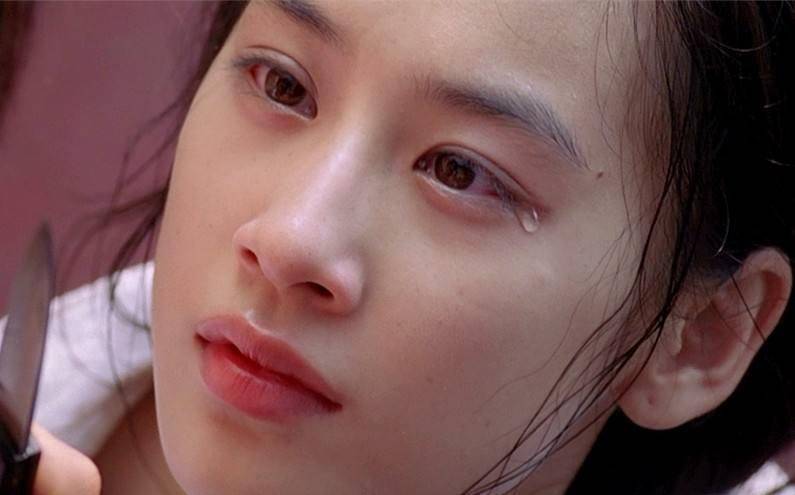 原创黄圣依同学聚会照片曝光37岁却如少女一般还以为是谁的女儿