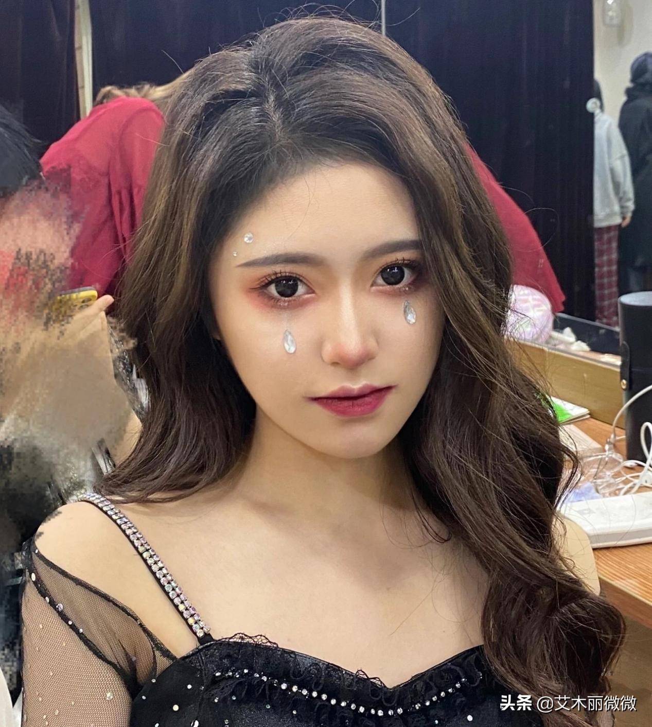 邓歆玥的脸型是偏娃娃脸的感觉,比较有肉,脸型圆润,而小鞠是瓜子脸