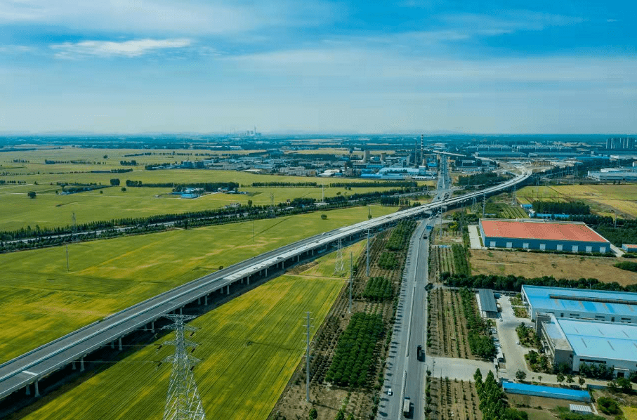 濟南至微山公路濟寧新機場至棗菏高速段起點位於濟寧市兗州區新驛鎮毛