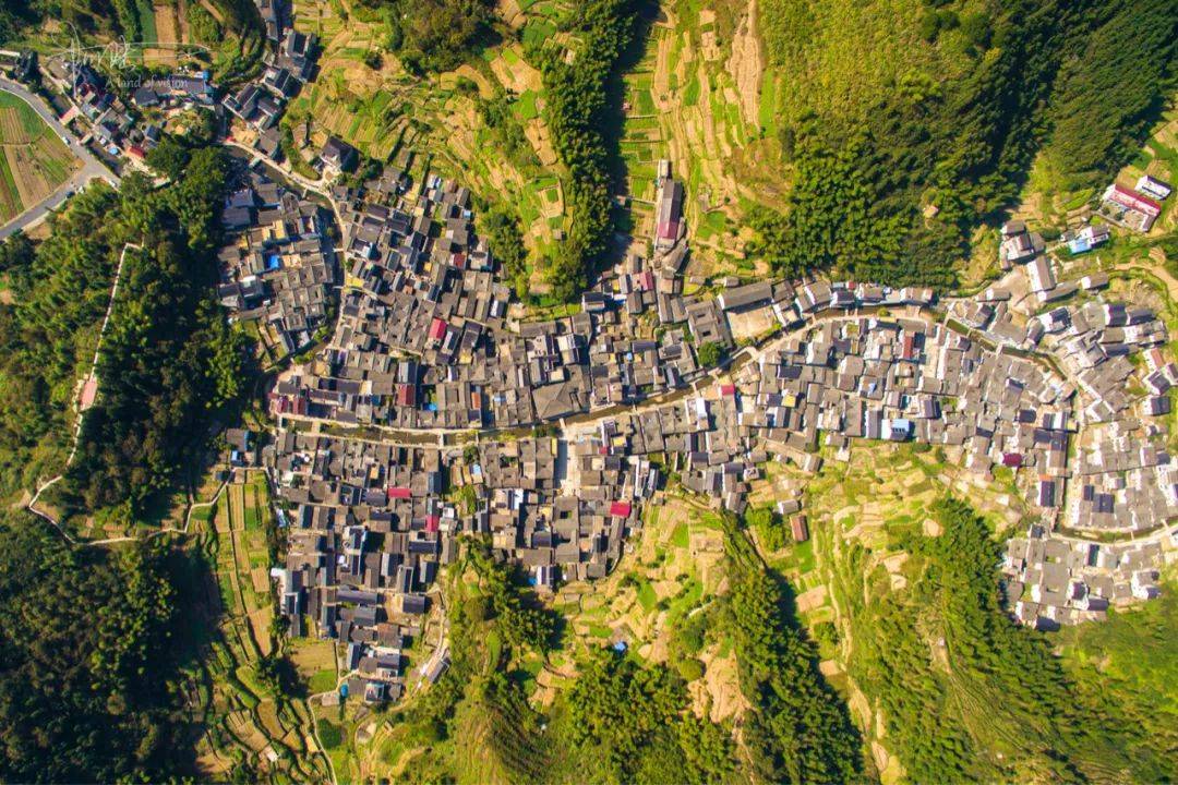 这个淳安山岙里的村庄已有700多年历史，内含300幢明清建筑