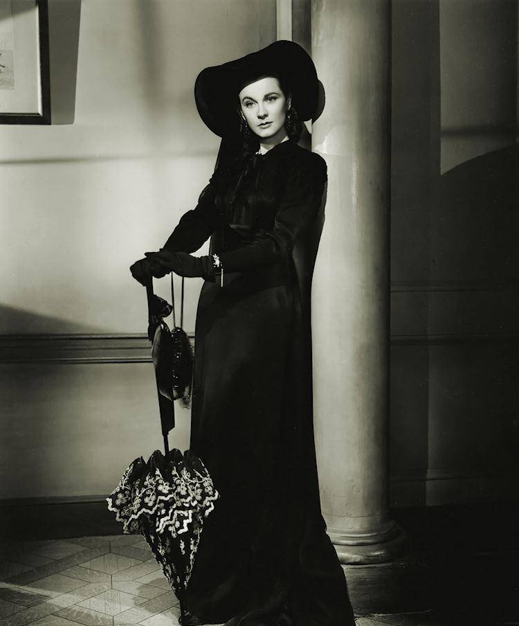 原创汉密尔顿夫人费雯丽和影片服装设计都有一种无懈可击的美