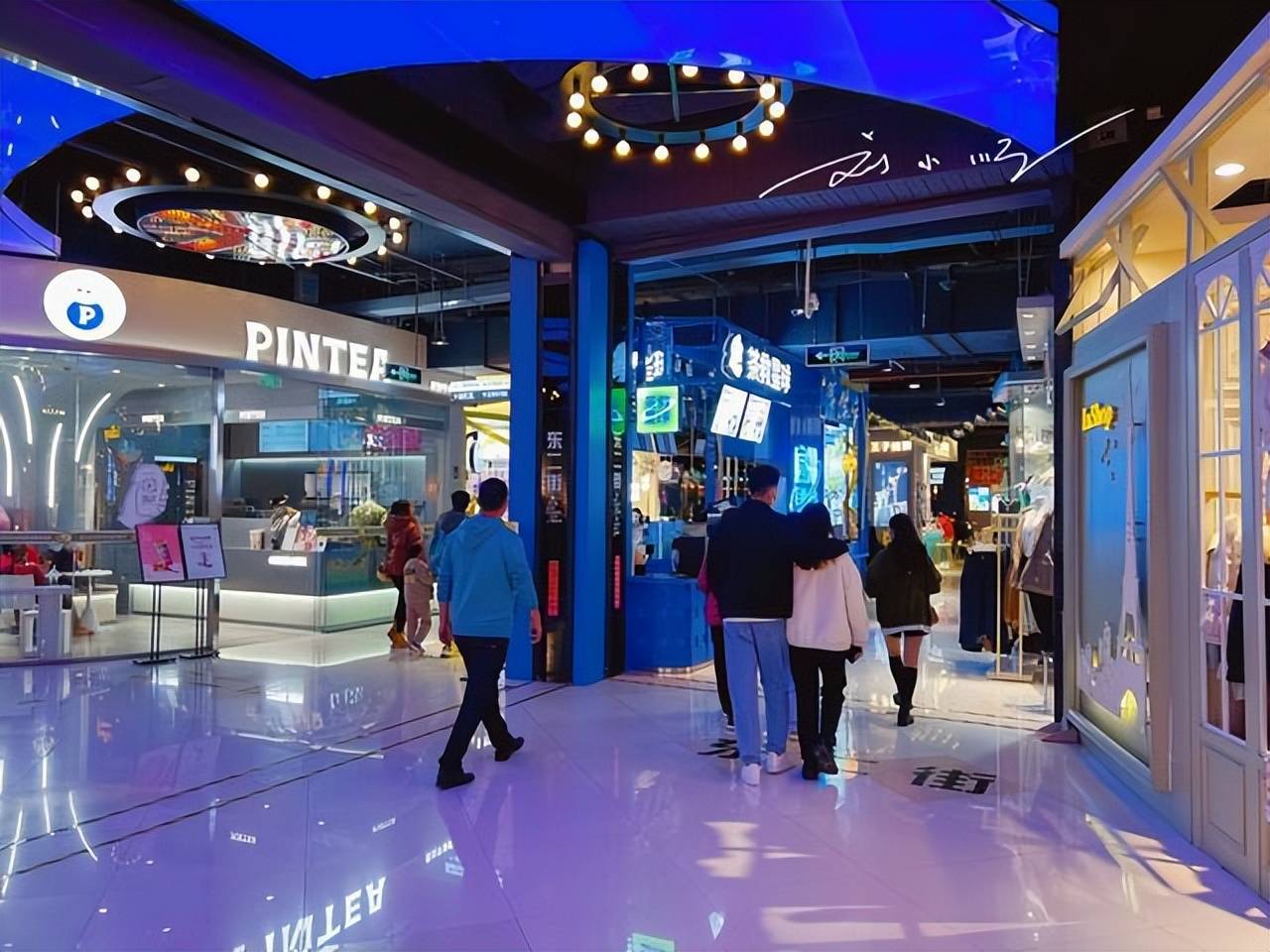 原创实拍广州时尚天河位置优越的地下商场人气可谓经久不衰