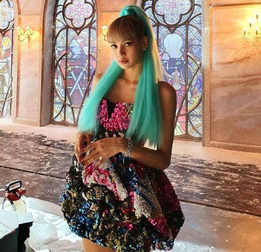 原创lisa有多爱染发红色蓝色不算啥看到这一个一般人驾驭不了