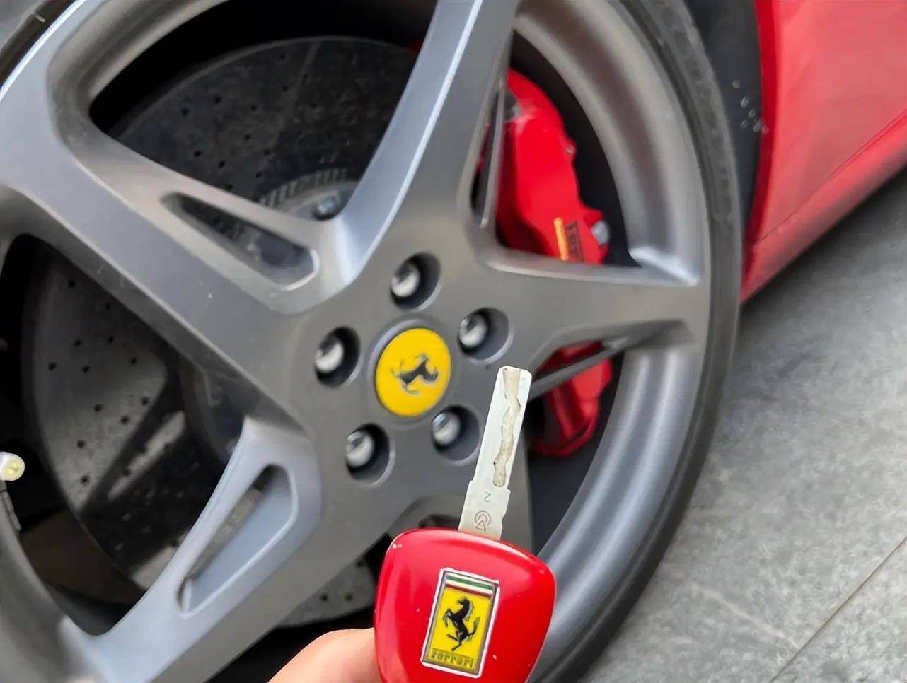 小伙开父亲的06款法拉利599参加聚会拿出钥匙时大伙不禁捧腹