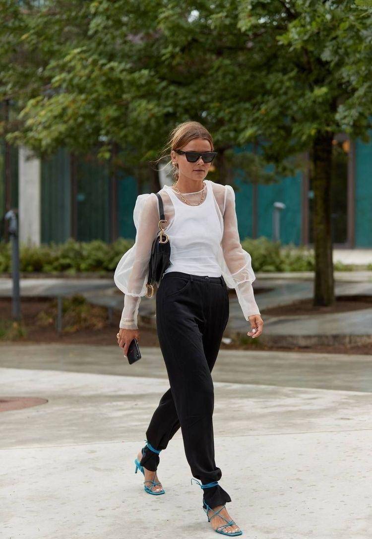 原创今年凉鞋流行这样穿长裤扎进凉鞋里显高显瘦还显女人味