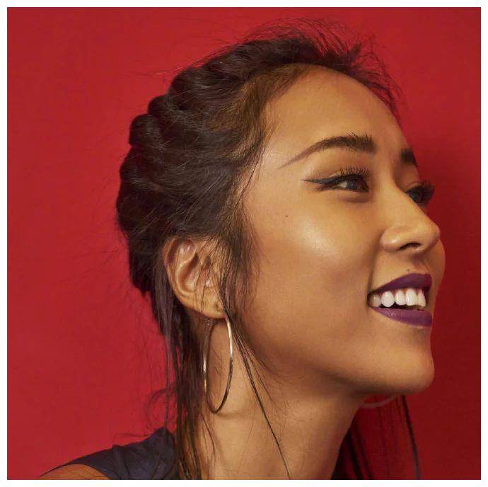 原创吉克隽逸真的是一路黑到底涂个口红都是暗黑系吊裙也是狂野黑