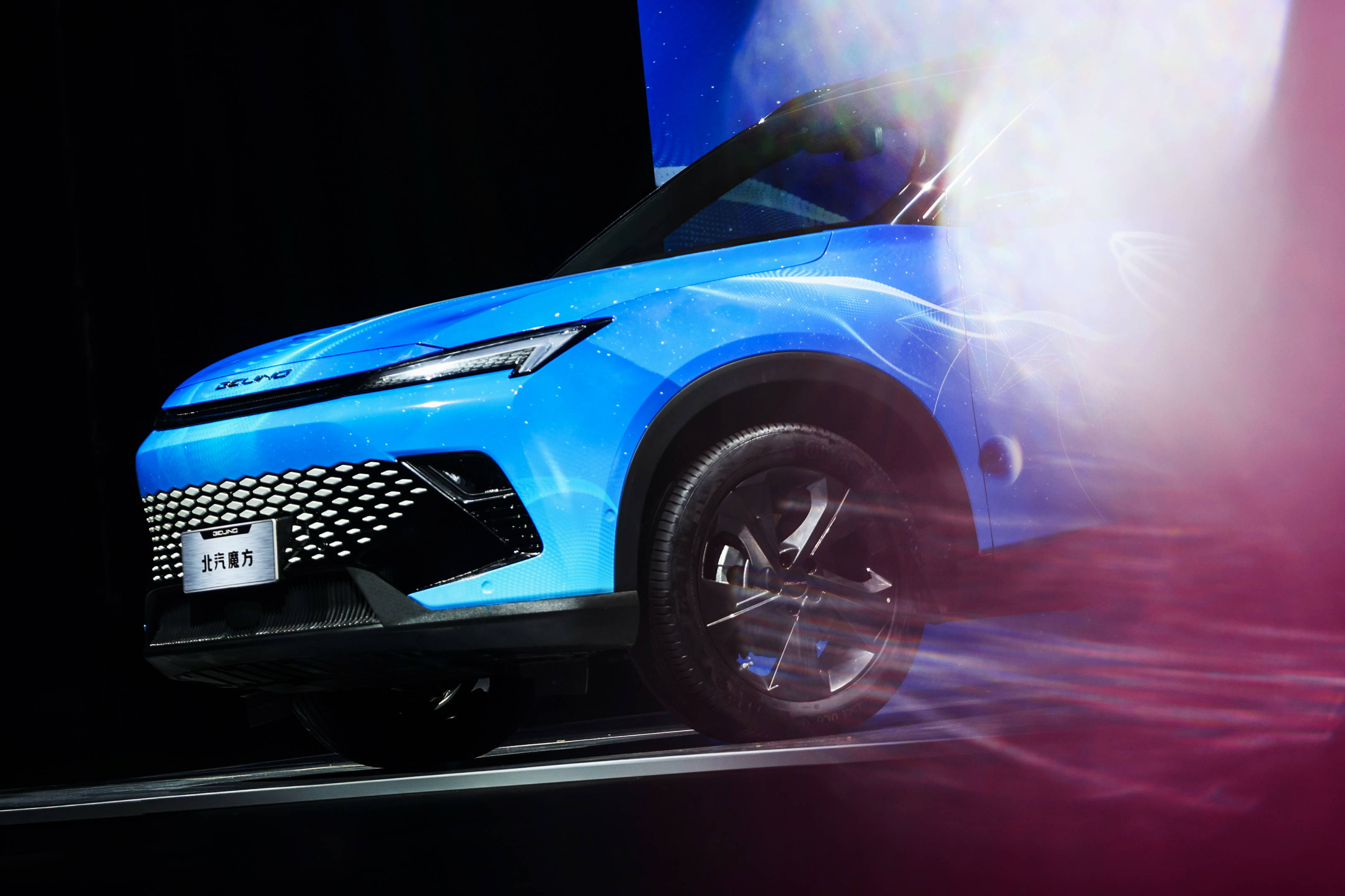 超魔走秀北汽魔方t台展示同级智能品质标杆范儿