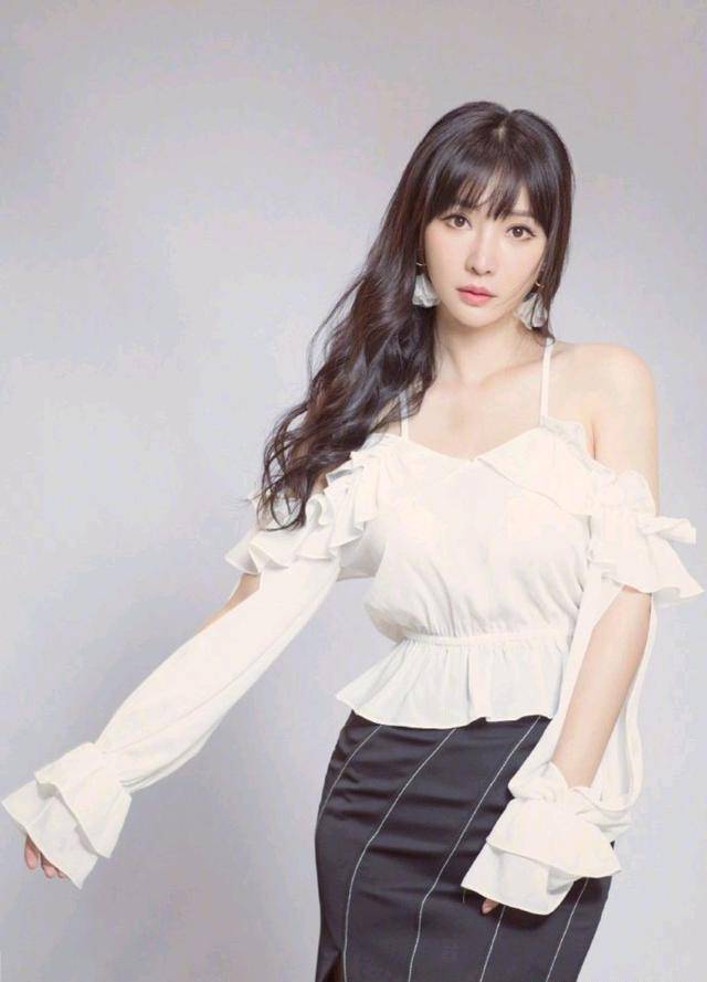 景甜不愧是"人间富贵花",穿吊带礼服挡不住凹凸感,40岁太时尚_柳岩