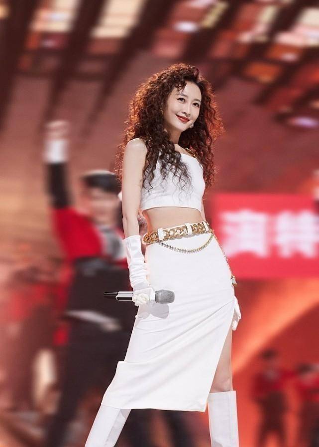 王鸥的白色穿搭女明星的妆容造型都是根据她们自身特点相匹配的,白色