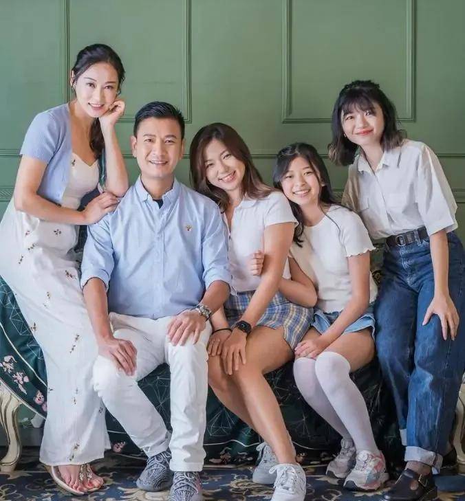 杨卓娜2009年与"策划灯箱大王"杨志翘结婚,同年诞下女儿杨舒然(豹豹)